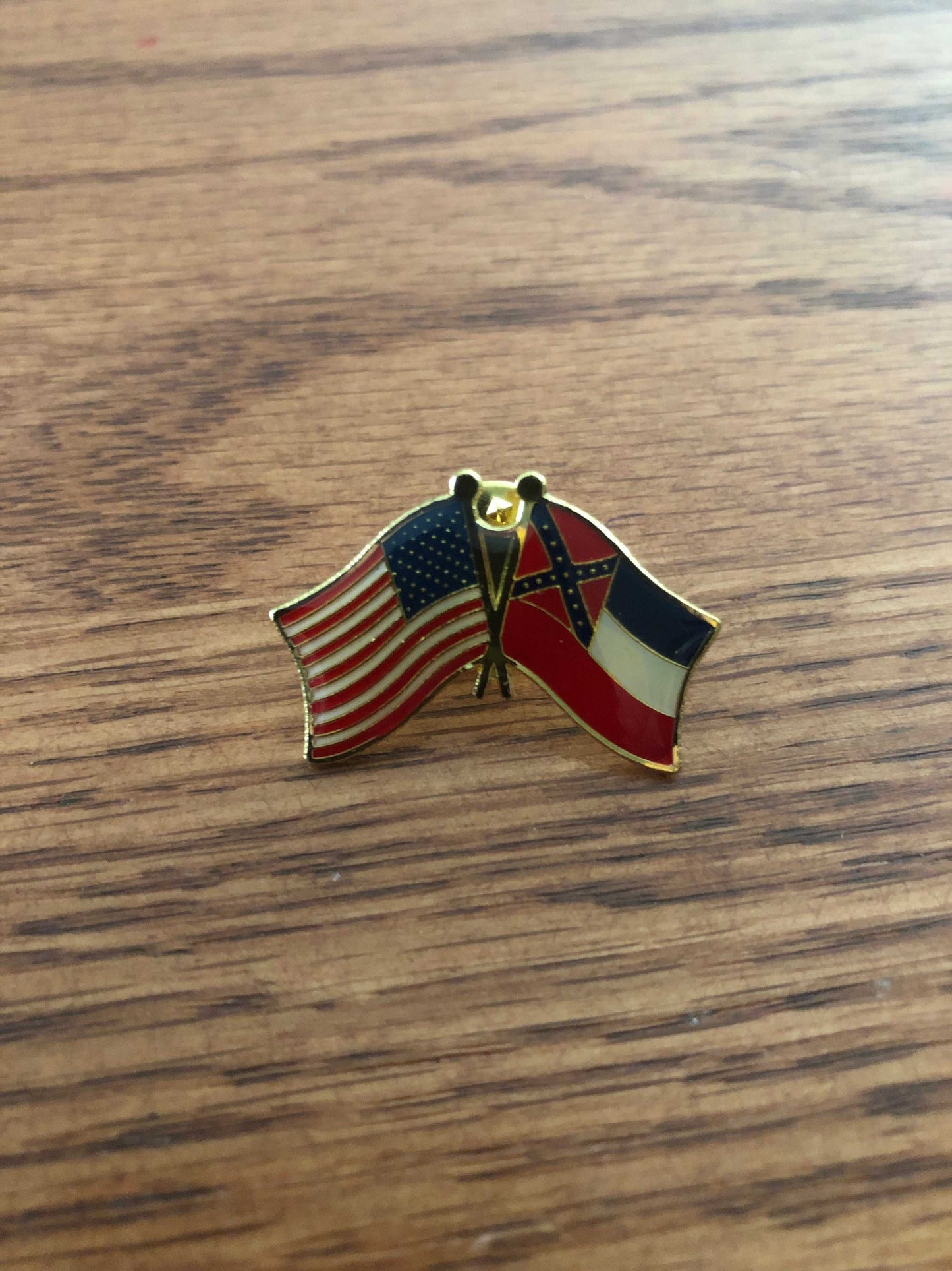 USA-MISSISSIPPI Crossed American and Old Mississippi State Flag Pin