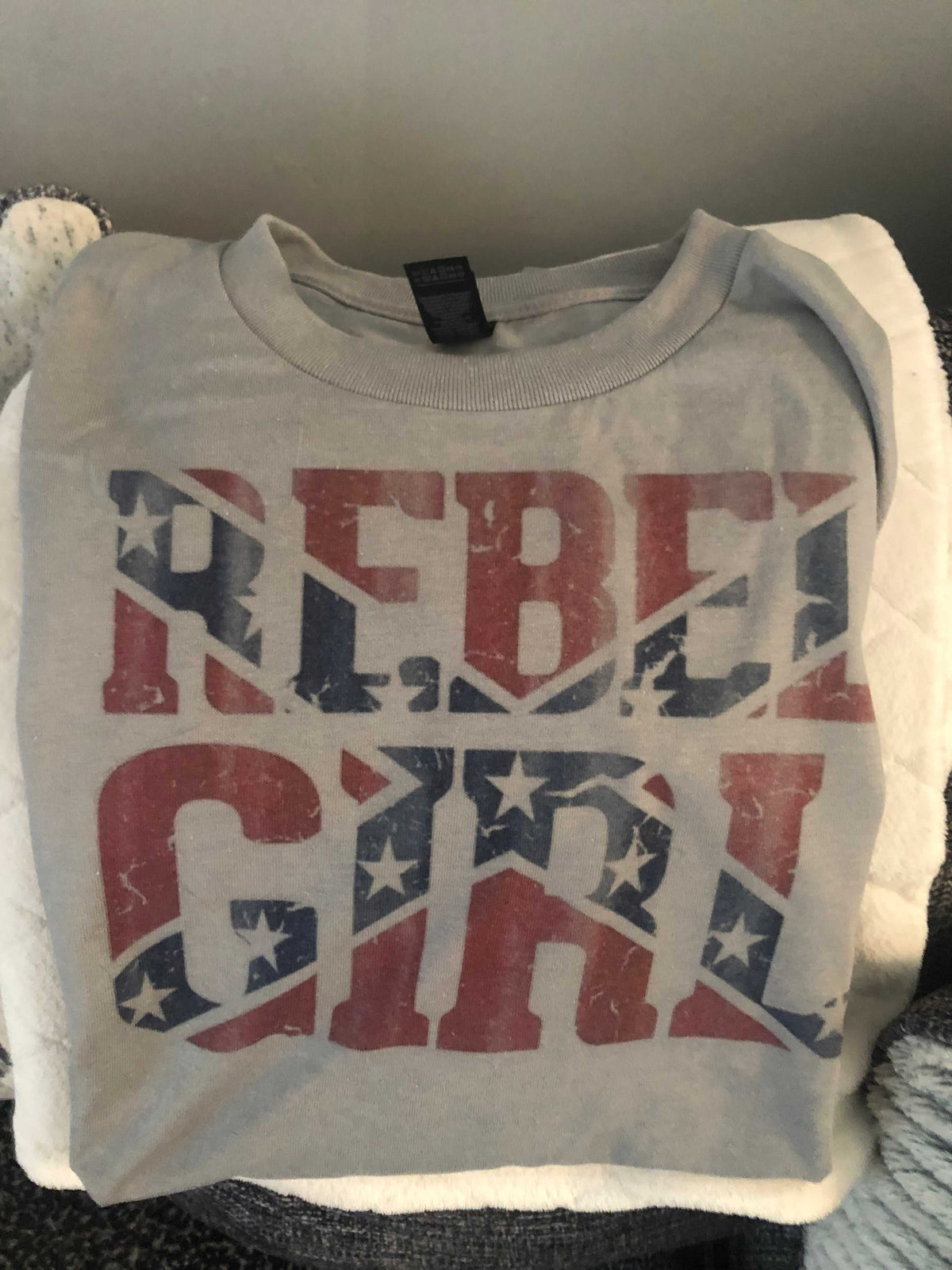 Ash gray Rebel Girl short sleeve t-shirt in dryblend material made of 50% cotton and 50% polyester with a plain back