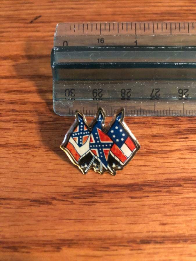 Flags of the CSA Crossed Flags Pin – Old Resaca Mercantile